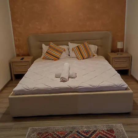 Lenus'k Appartement Boekarest